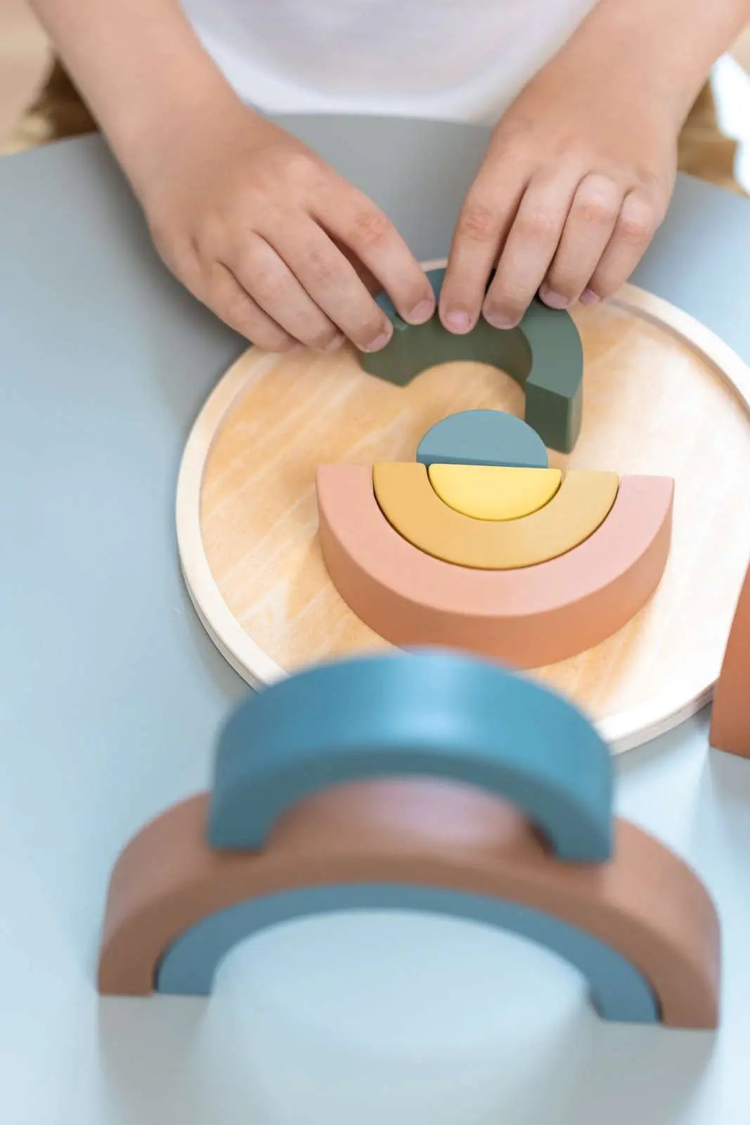 flexa-play-puzzle-regenbogen-aus-holz-kognitives-lernspiel image 3