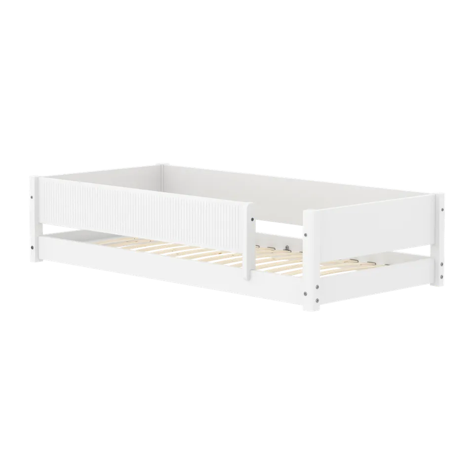 flexa-white-montessori-bett-niedrig-mit-vorderer-absturzsicherung-grooves-90x200 image 1
