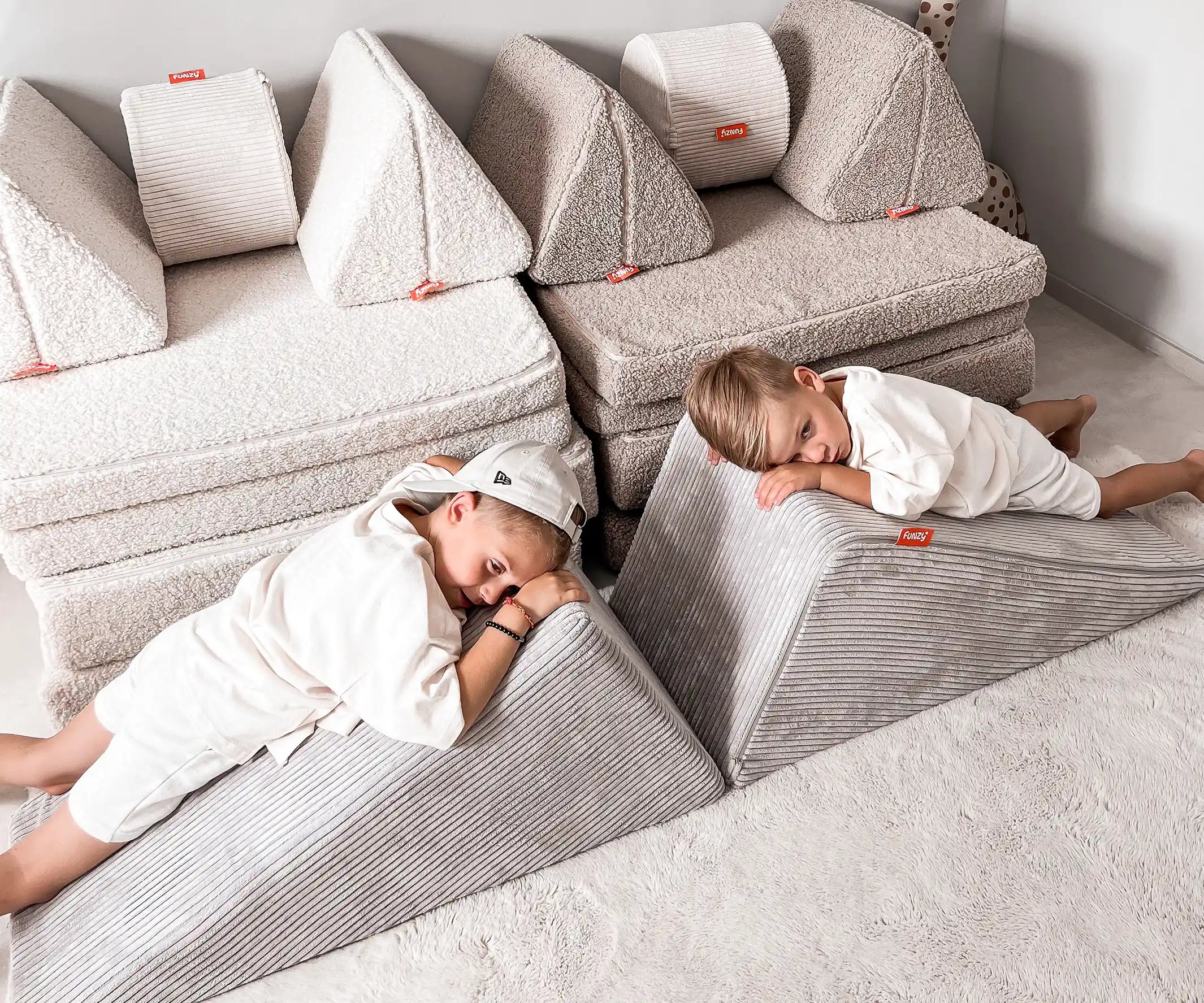 funzy-slide-spielsofa-add-on-kompakte-indoor-rutsche image 1