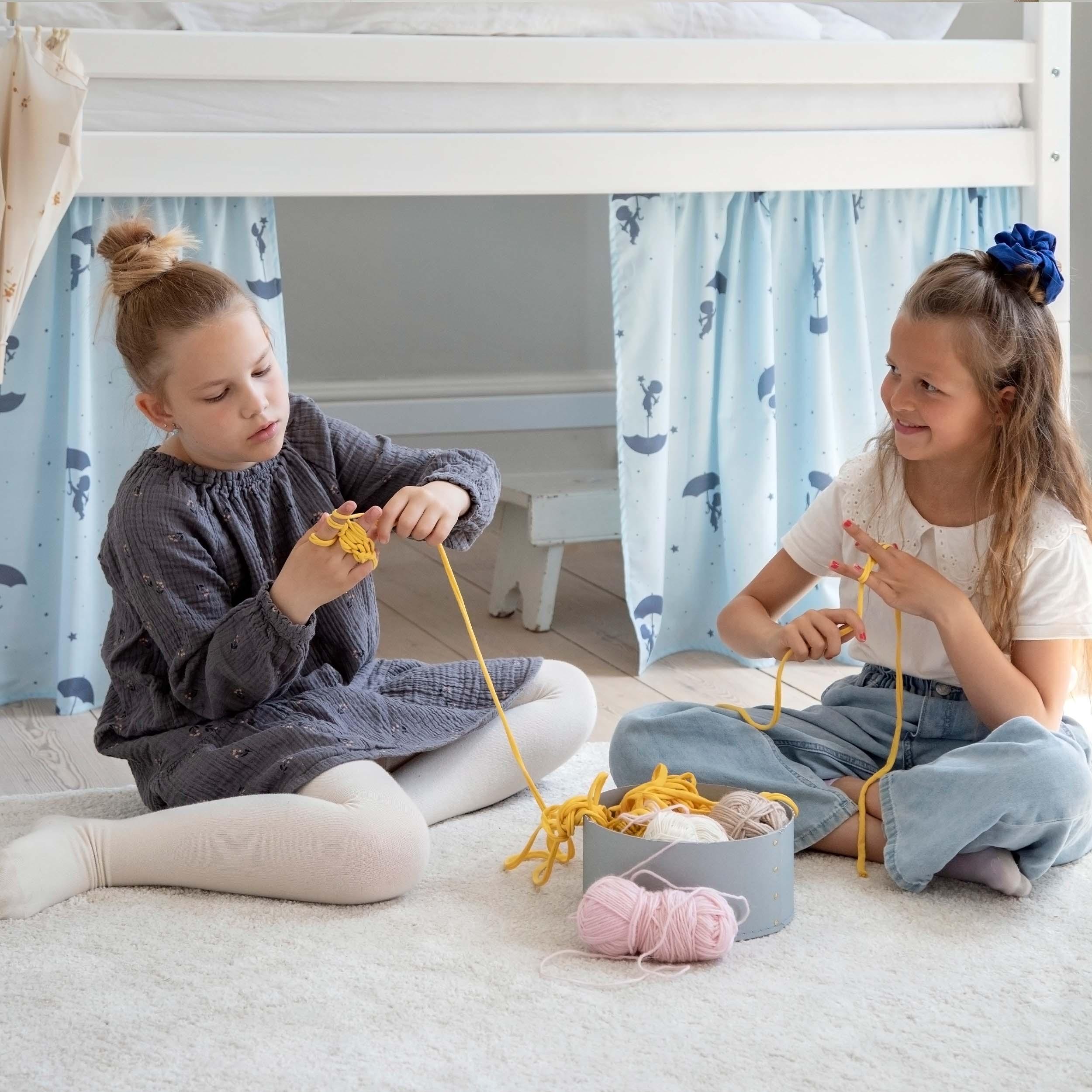 hoppekids-eco-dream-halbhochbett-mit-blauem-ole-lukoie-bettvorhang image 3