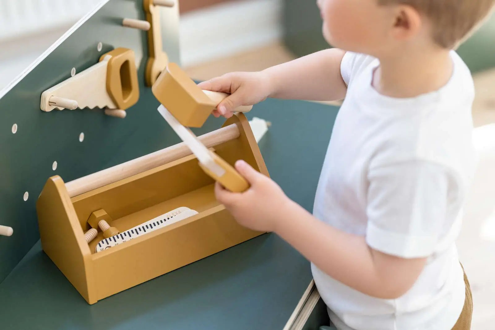 flexa-play-werkzeugkasten-aus-holz-mit-s-ge-schraubenschl-ssel-und-lineal image 4