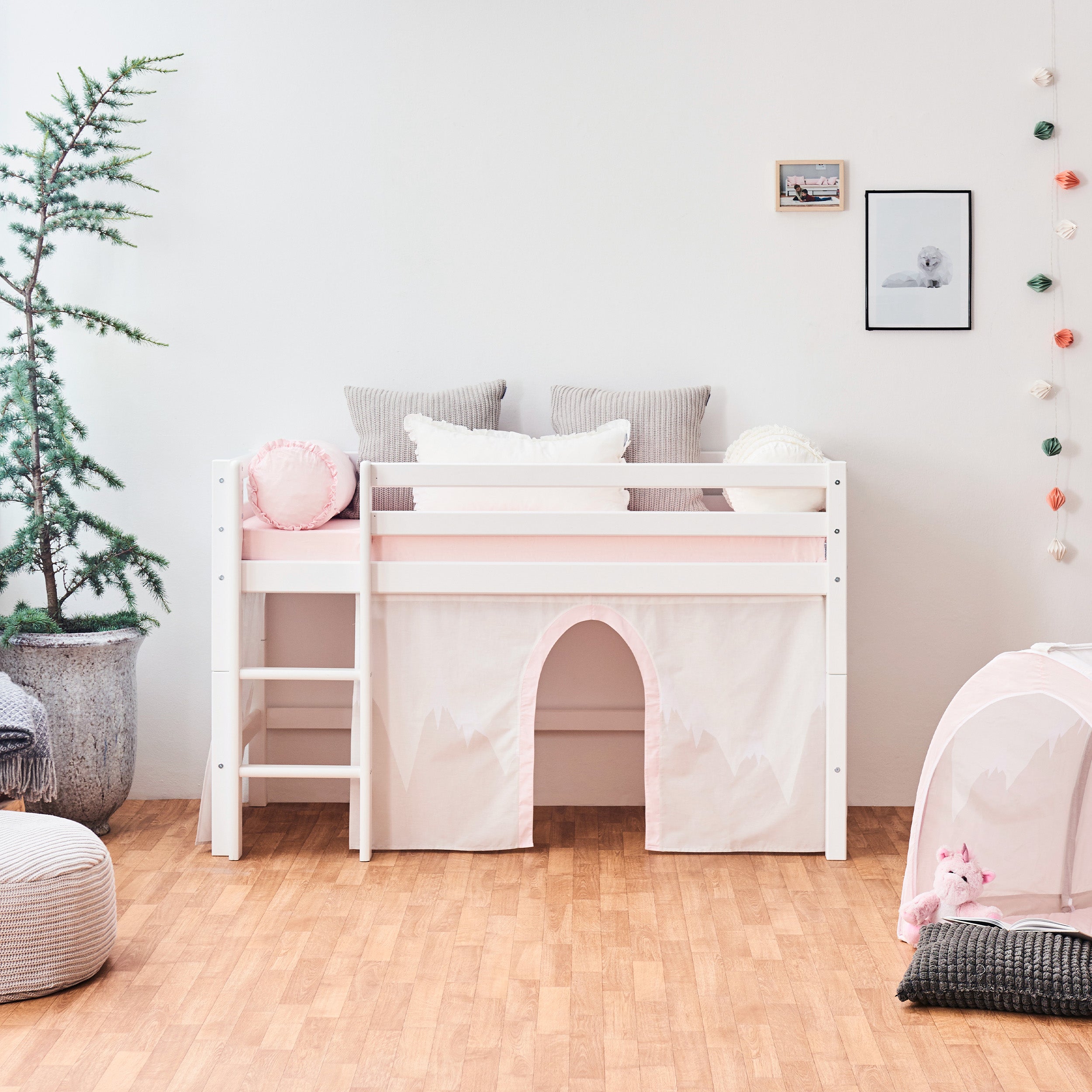 hoppekids-eco-dream-halbhochbett-mit-winter-wonderland-vorhang image 2