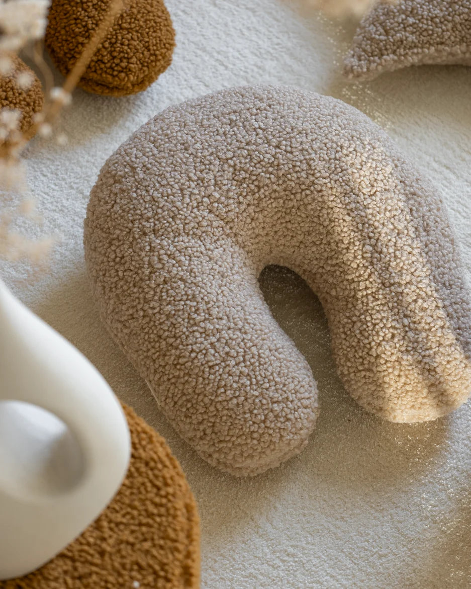 wigiwama-biscuit-u-f-rmiges-kissen-aus-teddy image 2