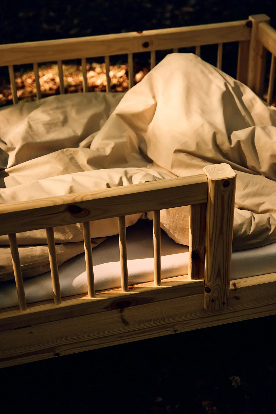 flexa-classic-raw-einzelbett-90x200-cm-kiefernholz-mit-absturzsicherung-querstre image 7
