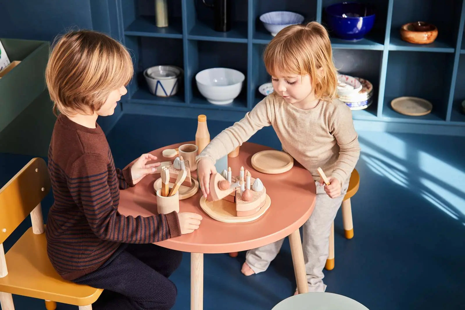 flexa-geschirr-spielset-holz-teller-besteck-und-tassen image 2