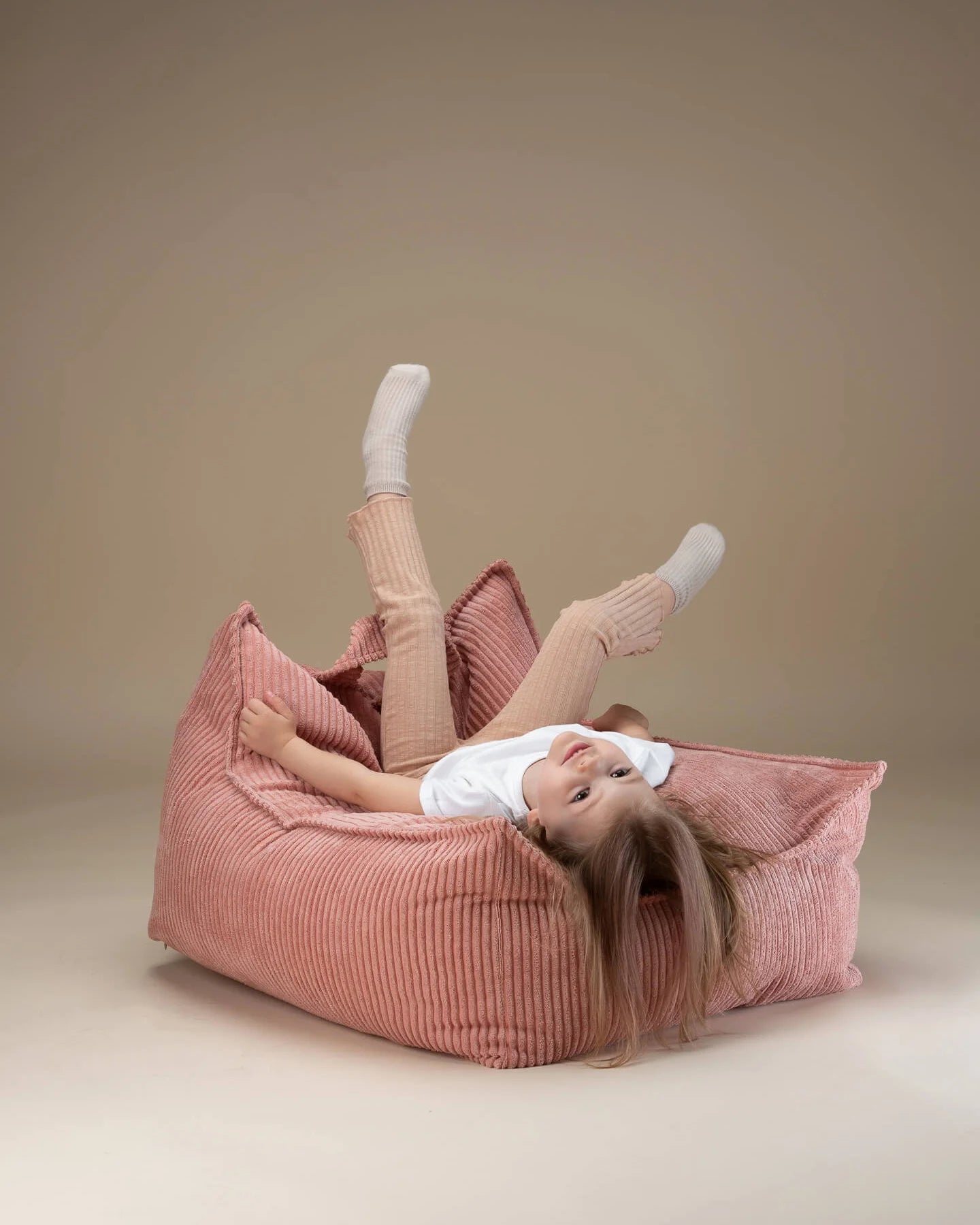 wigiwama-rosa-mousse-sitzsack-stuhl-ottoman-set image 3