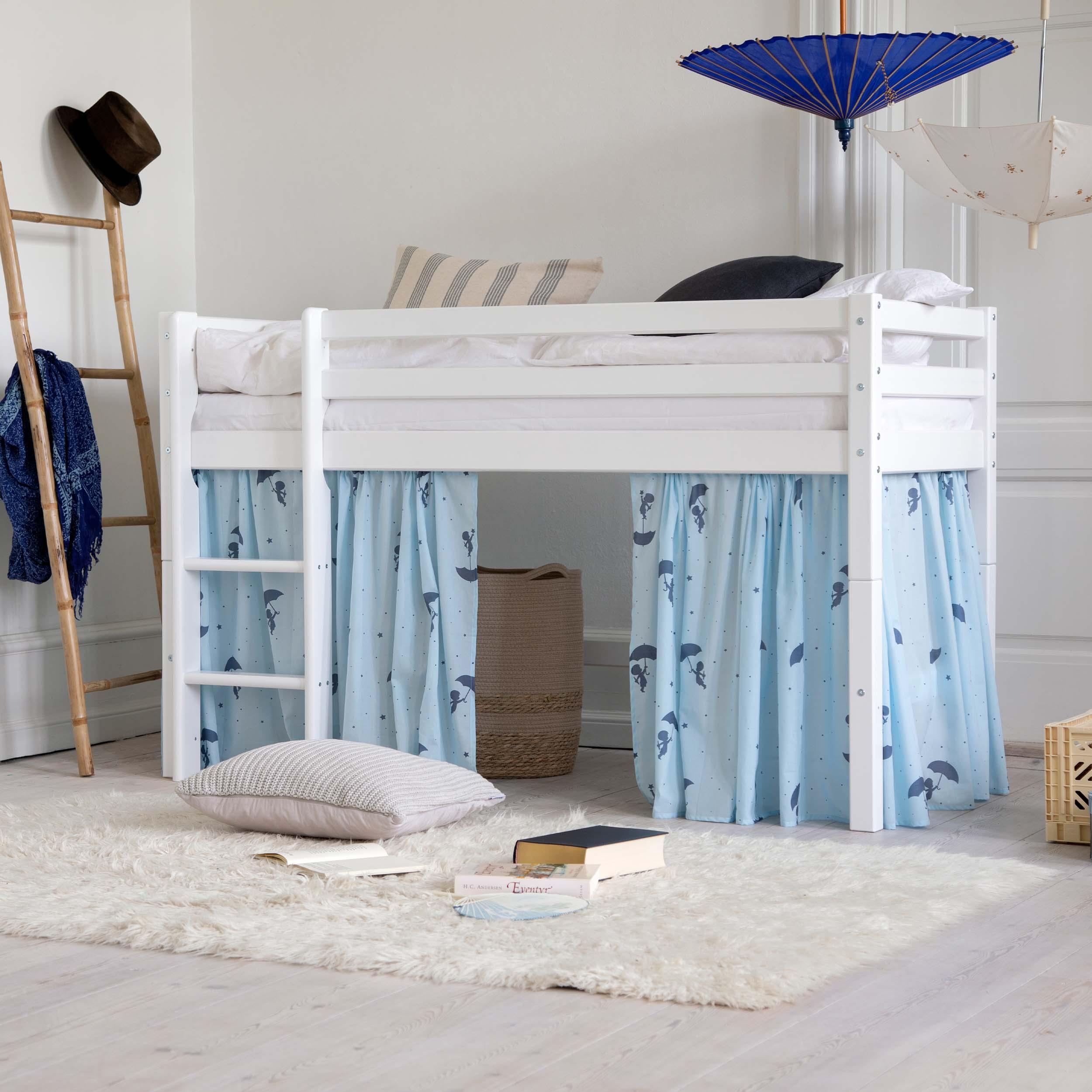 hoppekids-eco-dream-halbhochbett-mit-blauem-ole-lukoie-bettvorhang image 2