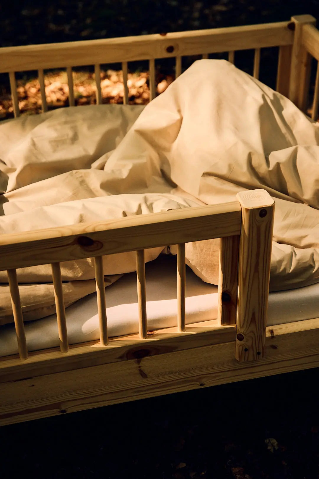 flexa-classic-raw-einzelbett-90x200-cm-kiefernholz-mit-absturzsicherung-querstre image 3