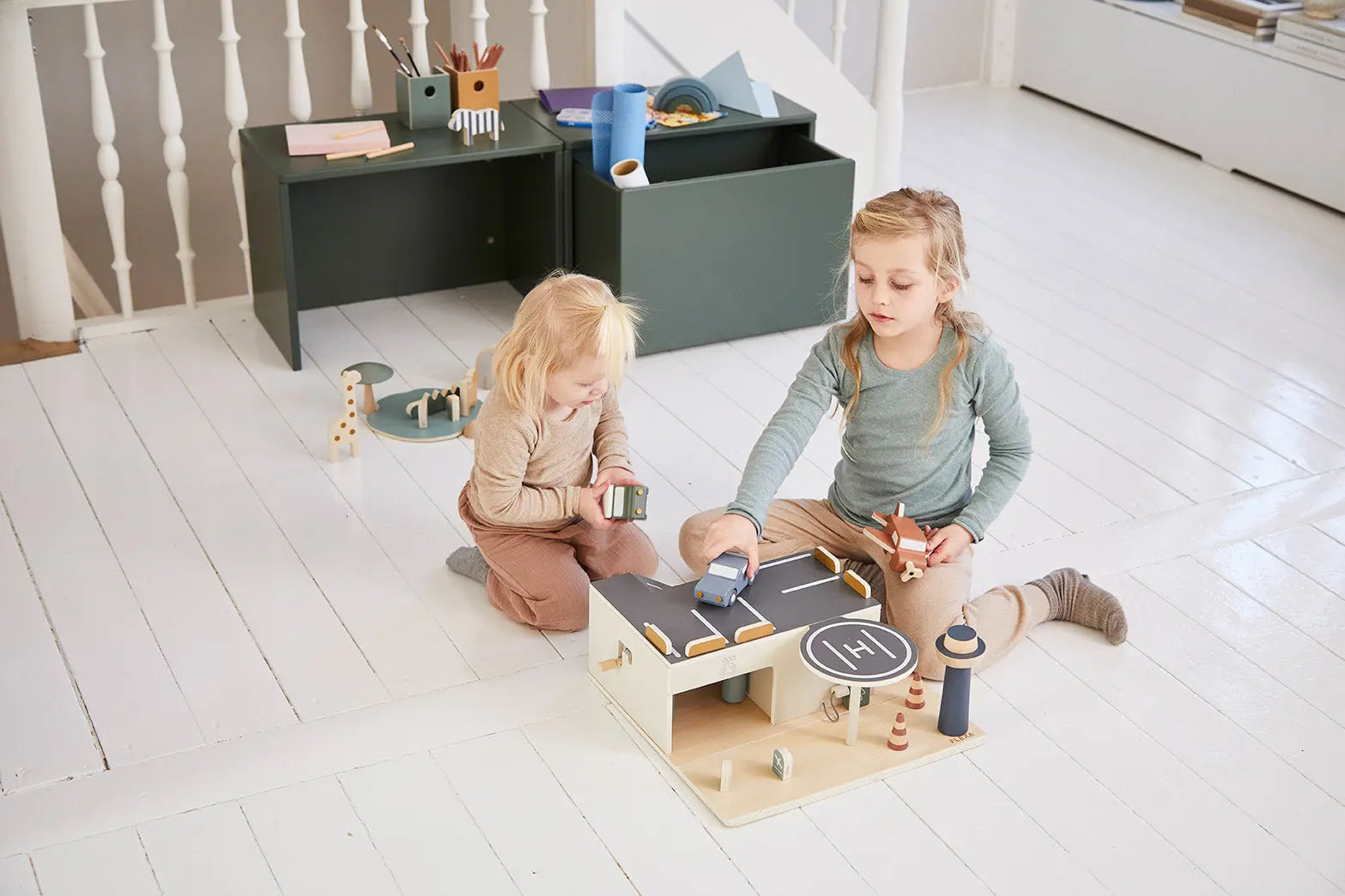 flexa-play-parkhaus-aus-holz-mit-hubschrauberlandeplatz image 2