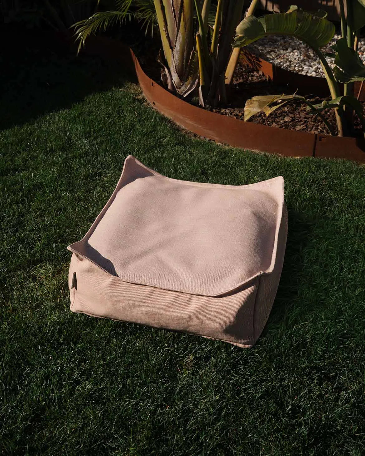 wigiwama-seashell-outdoor-square-ottoman image 3