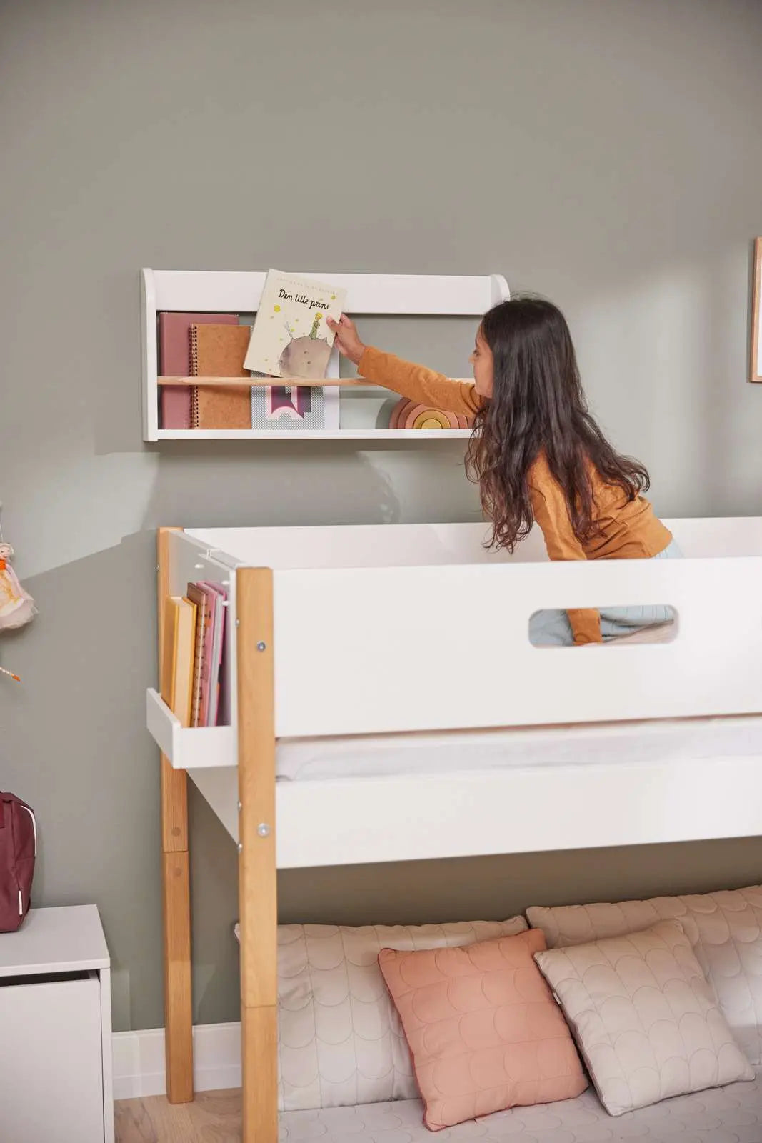 flexa-nor-spielbett-120-cm-90x200-cm-wei-eiche-mittelhohes-bett-mit-leiter-und-a image 2