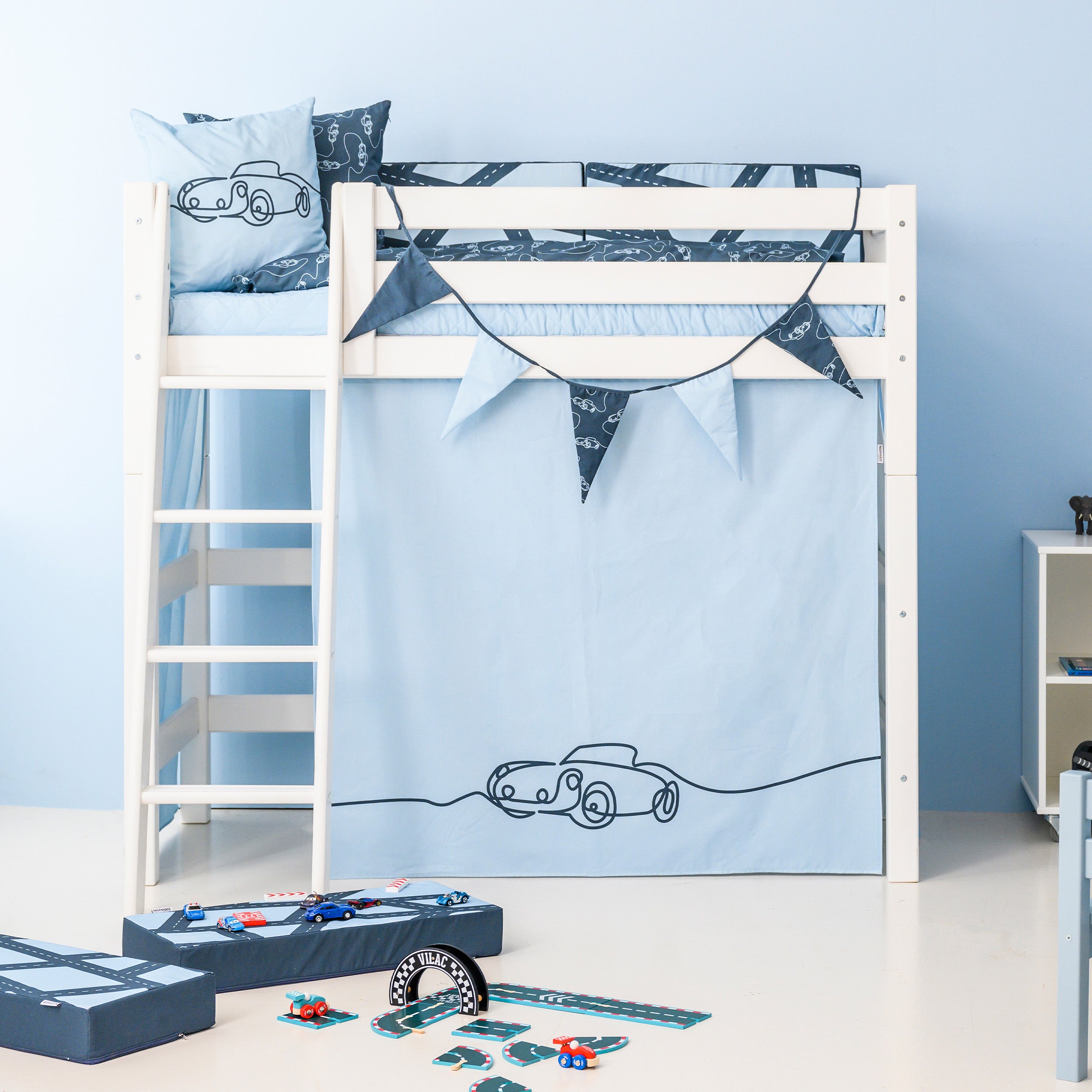 hoppekids-eco-luxury-mittelhohes-bett-mit-cars-bettvorhang image 5