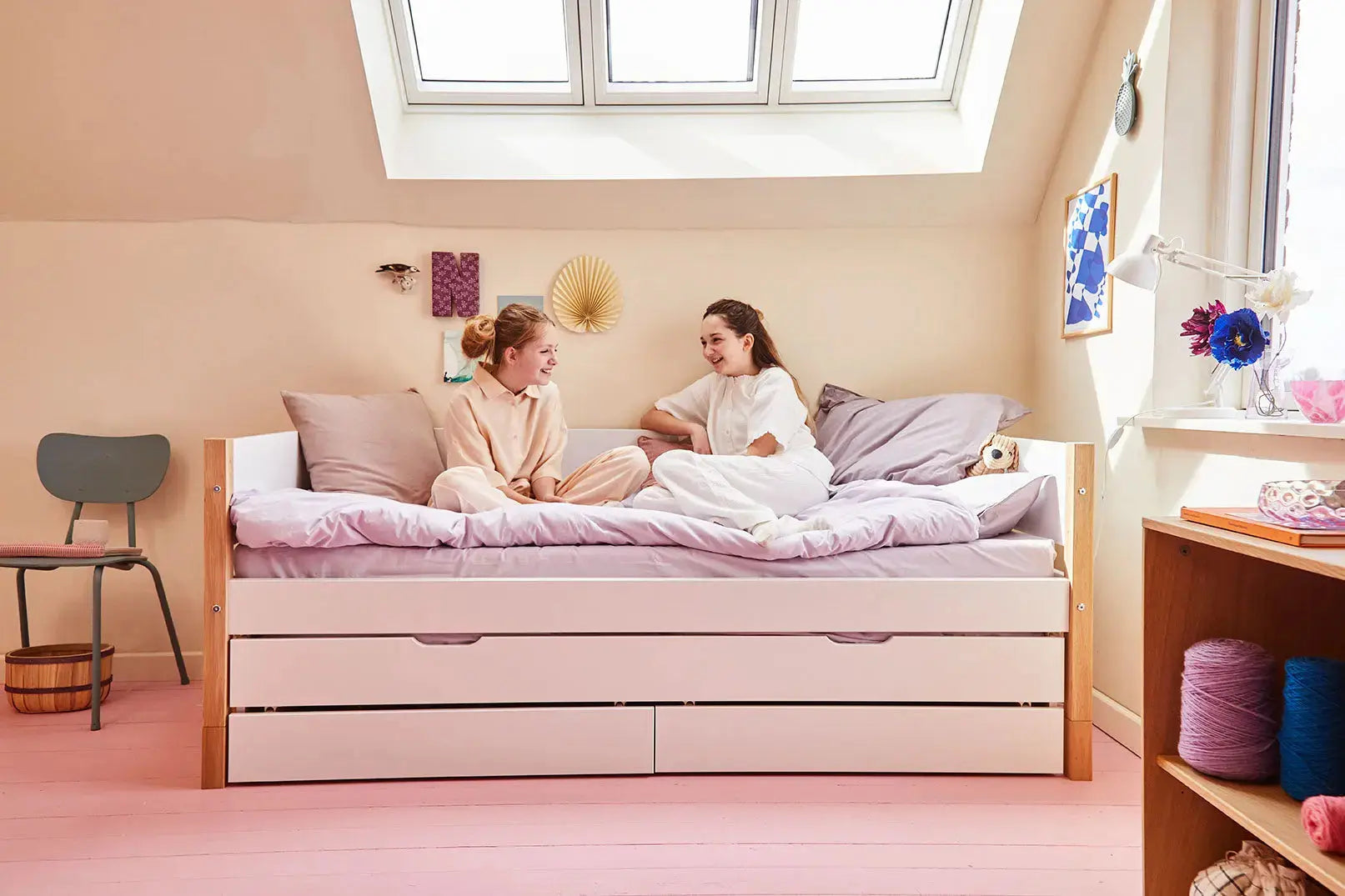flexa-nor-einzelbett-90x200-cm-mit-ausziehbett-90x190-cm-und-schubladen-wei-eich image 4