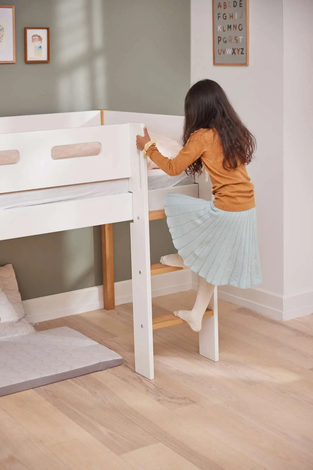 flexa-nor-spielbett-120-cm-mit-leiter-und-absturzsicherung-90x200-cm-wei-eiche image 6