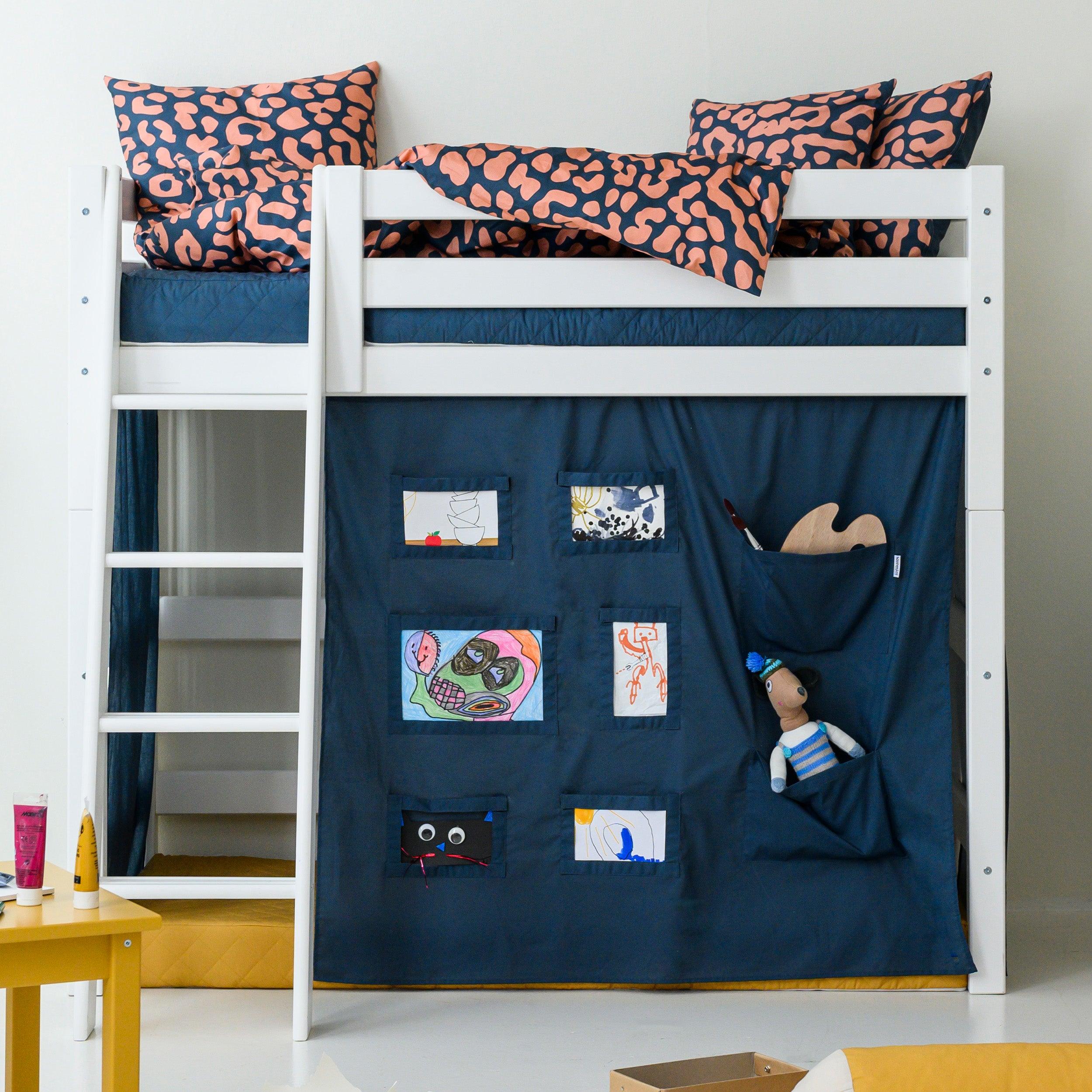 hoppekids-eco-luxury-mittelhohes-bett-mit-blauem-creator-bettvorhang image 2