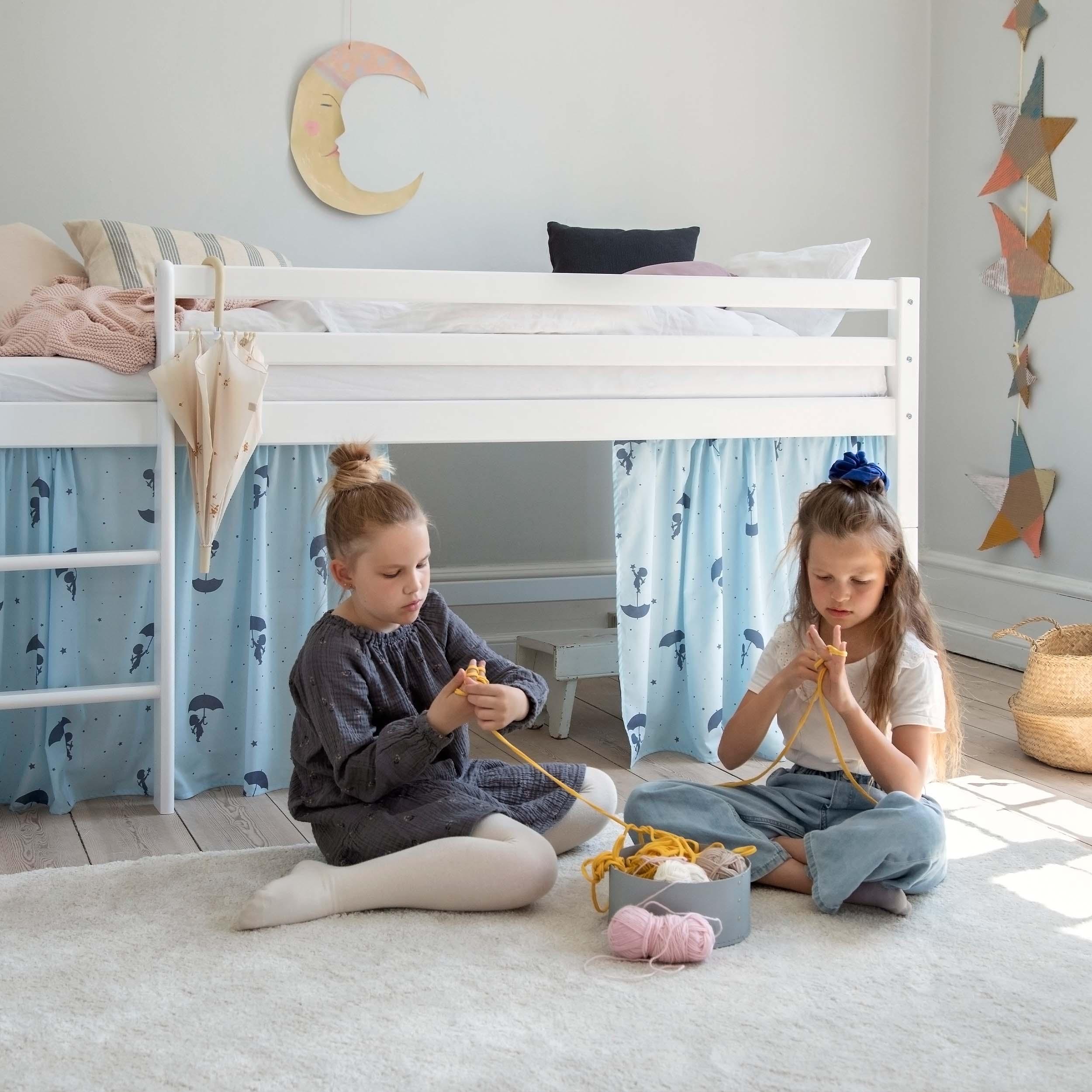 hoppekids-eco-dream-halbhochbett-mit-blauem-ole-lukoie-bettvorhang image 8