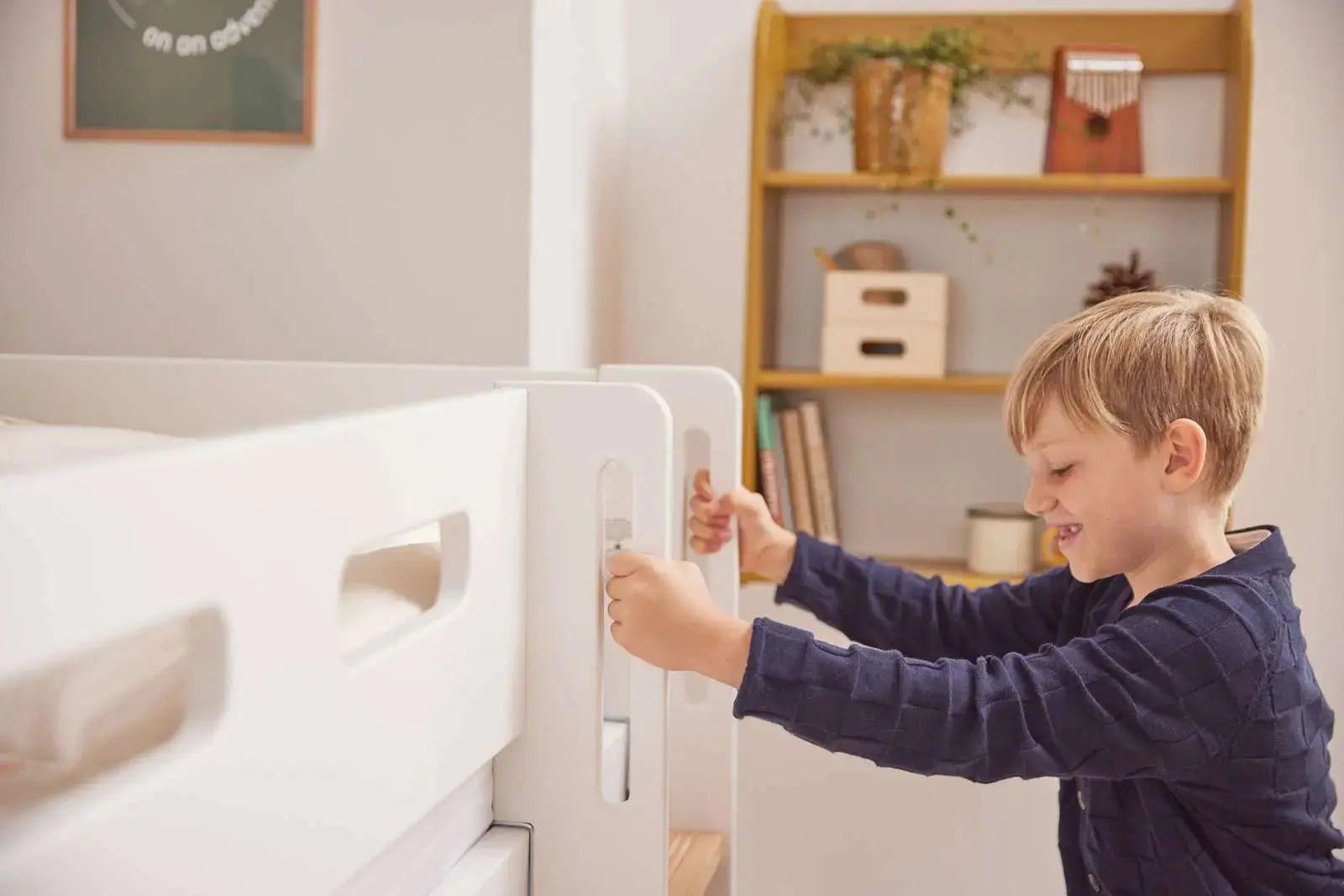 flexa-nor-spielbett-120-cm-mittelhoch-mit-baumhaus-gerader-leiter-und-absturzsic image 2