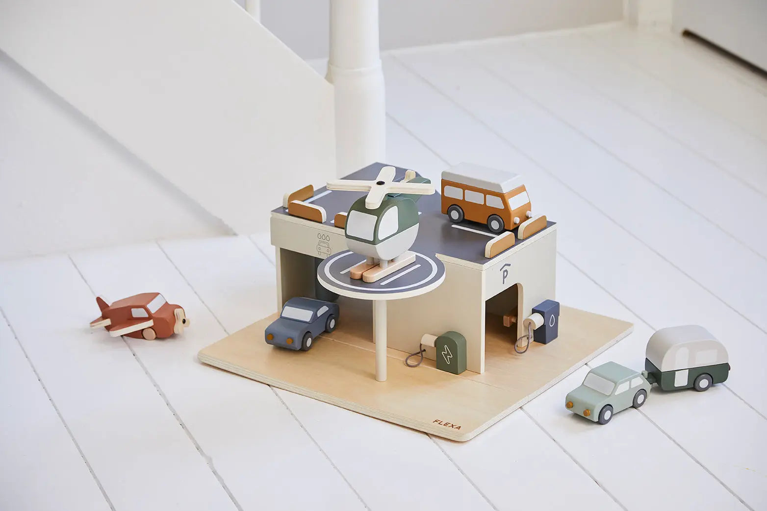 flexa-play-parkhaus-aus-holz-mit-hubschrauberlandeplatz image 3