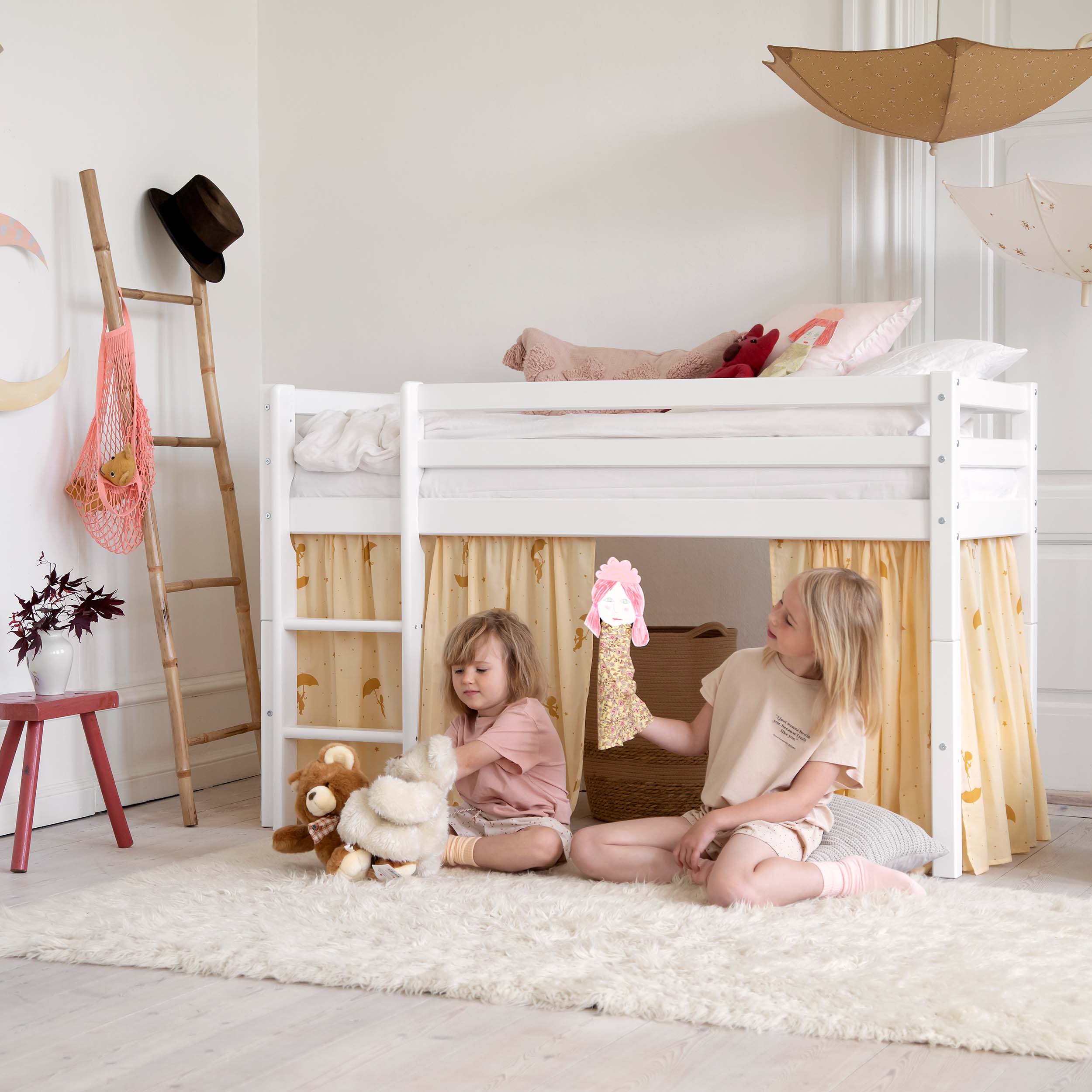 hoppekids-eco-dream-halbhochbett-mit-gelbem-ole-lukoie-bettvorhang image 3