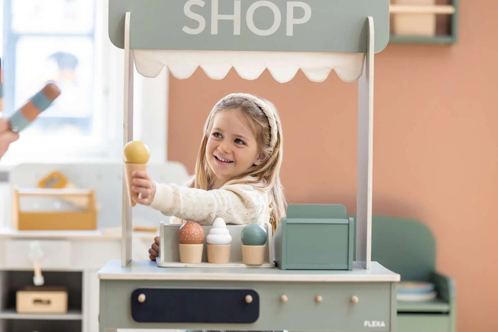 flexa-eisbude-rollenspiel-set-aus-holz-mit-7-eiscremes image 3