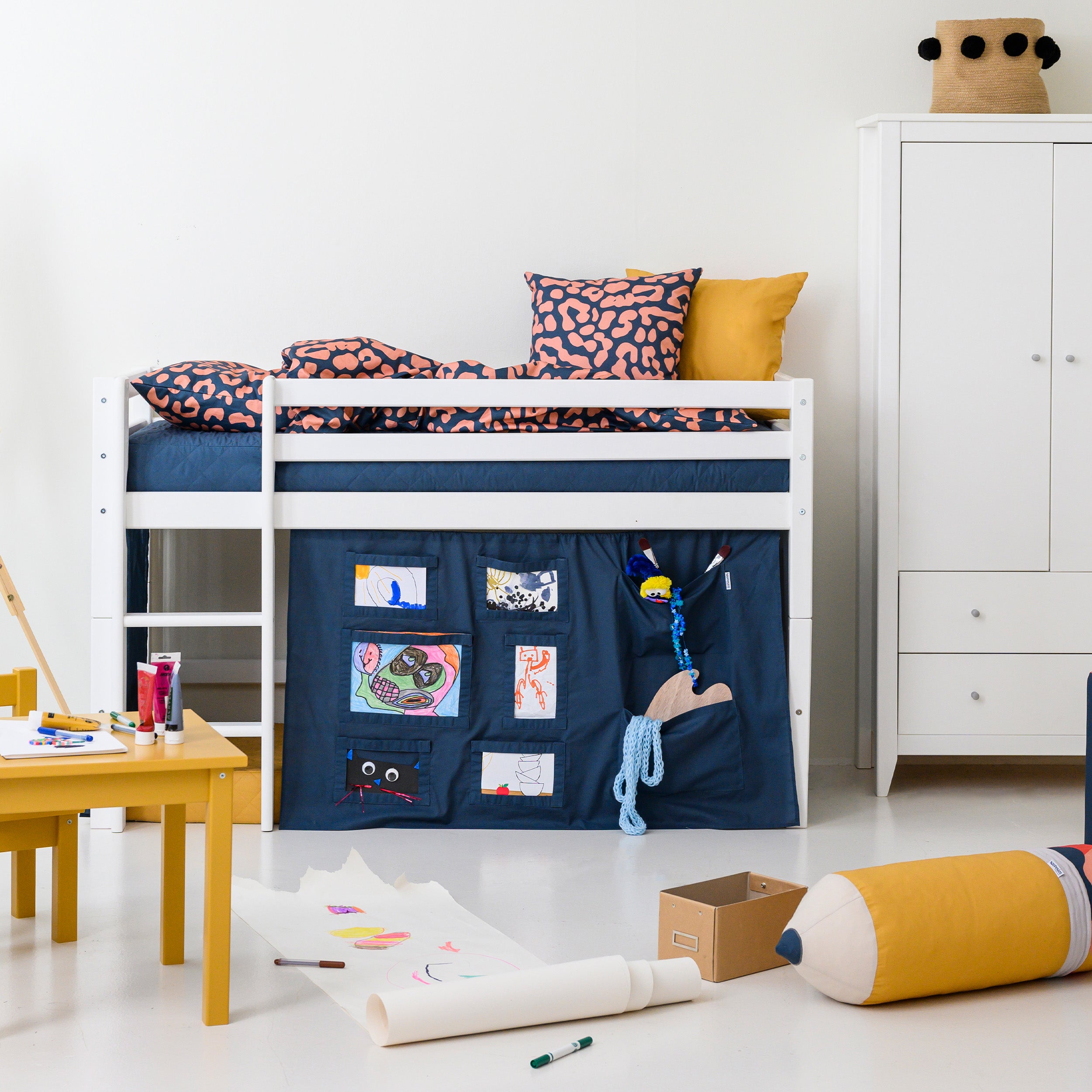 hoppekids-eco-dream-halbhochbett-mit-blauem-creator-bettvorhang image 2