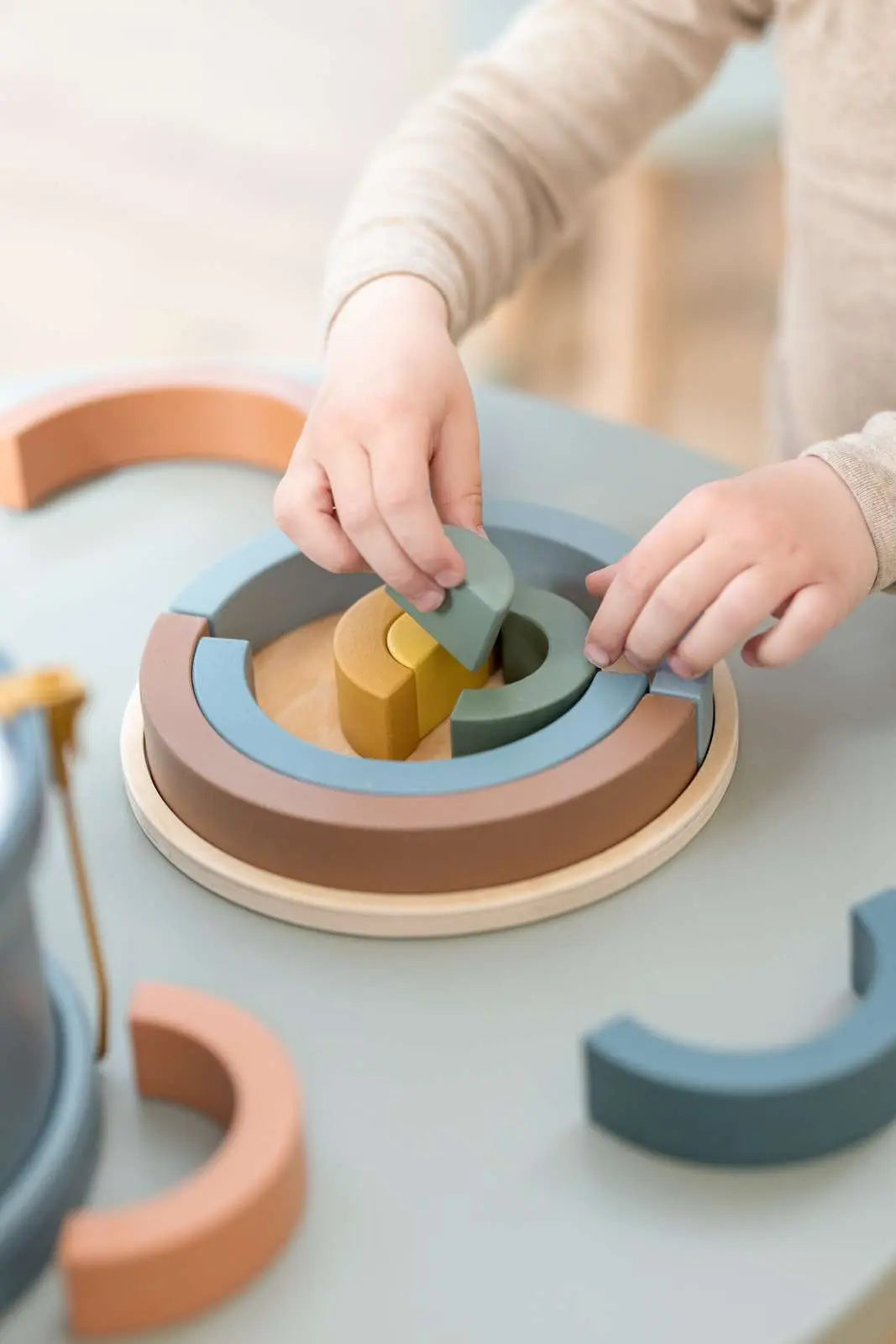 flexa-play-puzzle-regenbogen-aus-holz-kognitives-lernspiel image 2