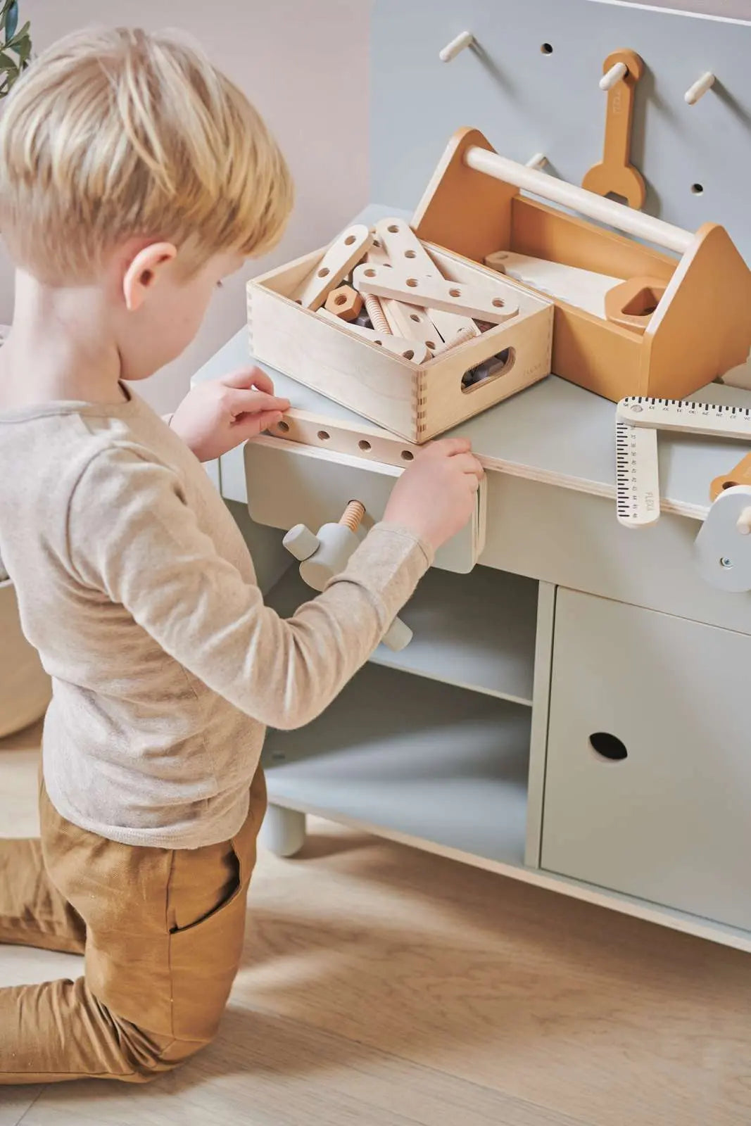 flexa-play-werkzeugkasten-aus-holz-mit-s-ge-schraubenschl-ssel-und-lineal image 3