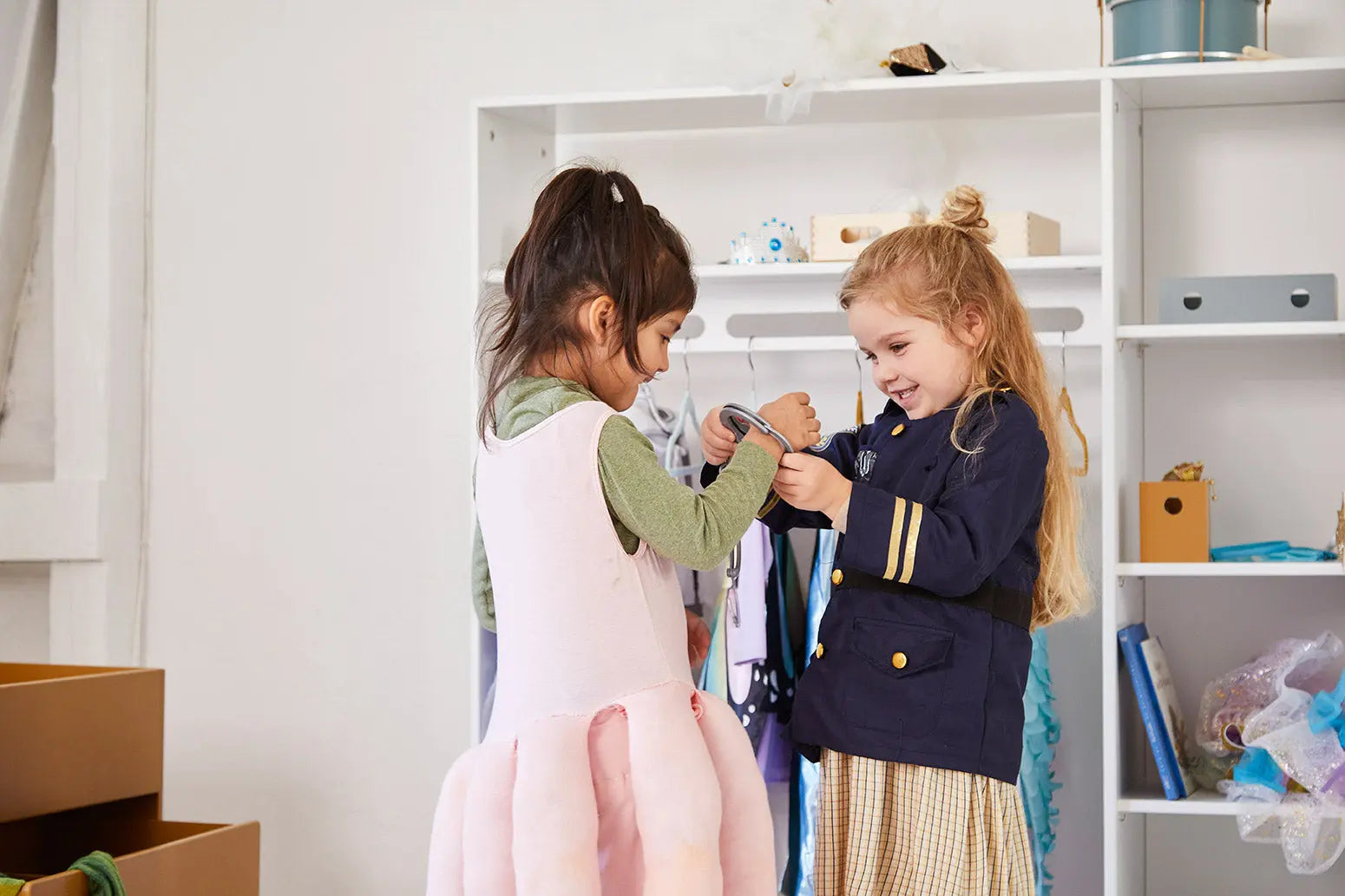 flexa-roomie-offener-kleiderschrank-f-r-kinder-mit-stange-und-b-den image 3